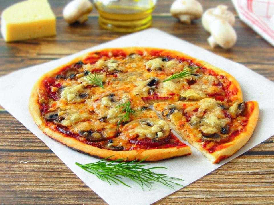 Пицца с грибами, колбасой и сыром в духовке рецепт с пошаговыми фото и видео - 1000.menu
