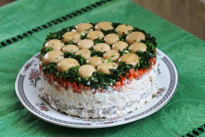 Пятый рецепт - салат с грибами и ветчиной слоями