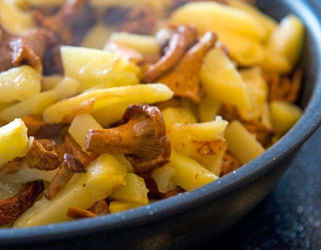 Жареный картофель со свежими грибами - подробный рецепт с фотографиями