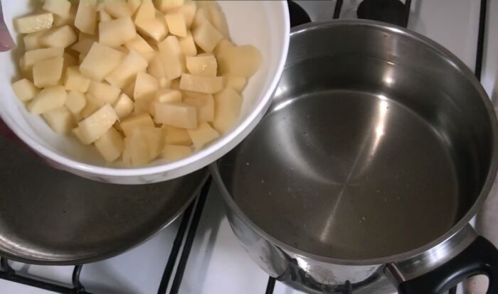 Нарежьте картофель кубиками для приготовления
