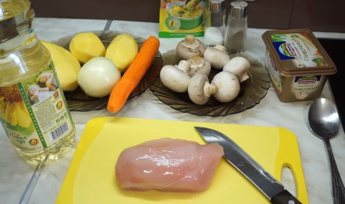 Ингредиенты для сырного супа с грибами и курицей