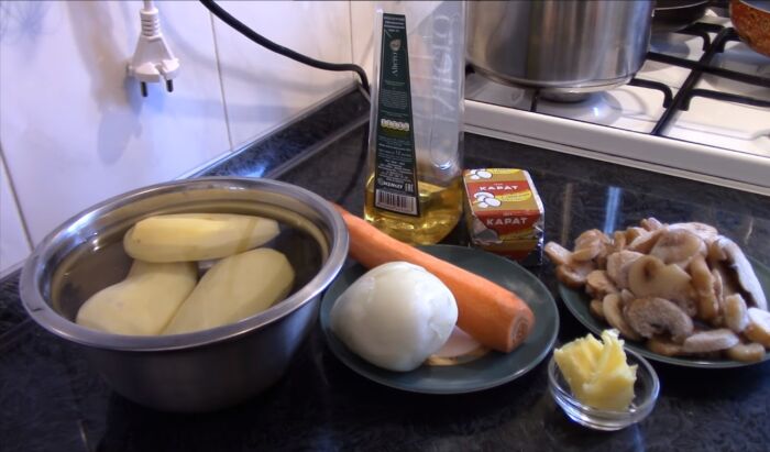 Ингредиенты для сырного супа с грибами и сливочным сыром