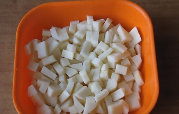 Нарезать мелко кубиками картофель