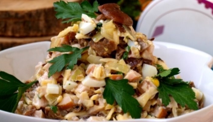 Вкусный салат из копченой курицы с грибами: рецепты