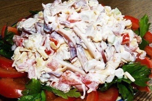 Салат с кальмарами, помидорами и сыром, рецепт с фотографиями - Vkuso.ru
