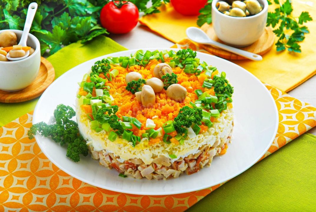 Салат с копченой грудинкой и маринованными грибами рецепт с пошаговыми фото - 1000.menu
