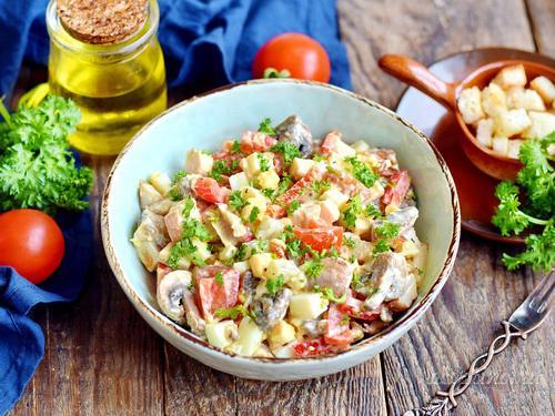 Салат с копченой курицей, грибами, помидорами - рецепт с фото