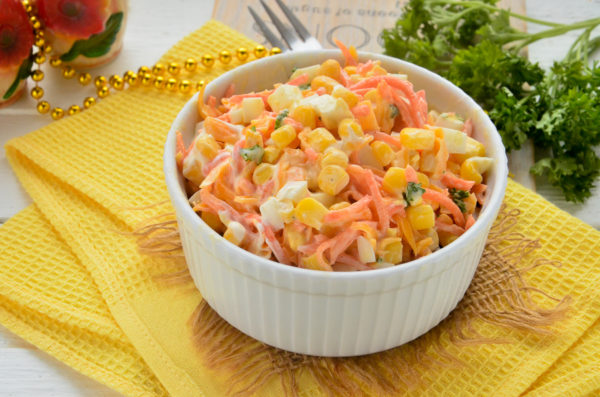 Салат из корейской моркови, кукурузы и яиц: рецепт с фото