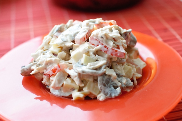 Салат с курицей, грибами и помидорами черри, рецепт с фото - Vkuso.ru