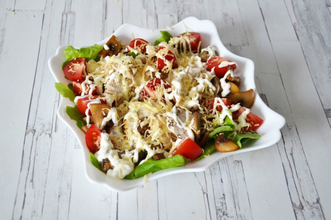 Салат с куриной грудкой и грибами рецепт с пошаговыми фото и видео - 1000.menu