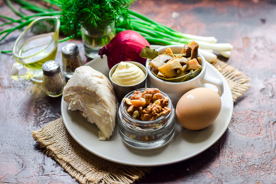 Салат с курицей, грибами и грецкими орехами рецепт фото 1