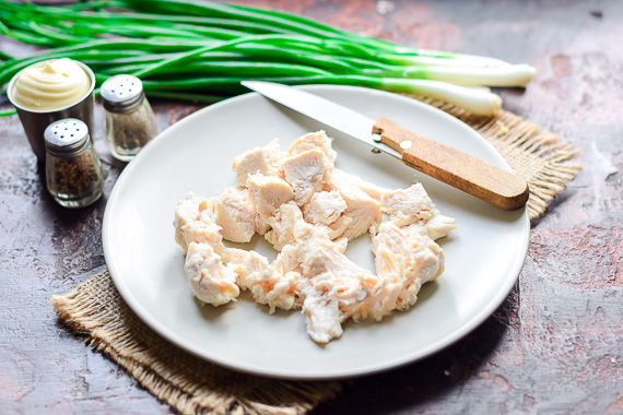 Салат с курицей, грибами и грецкими орехами рецепт фото 2