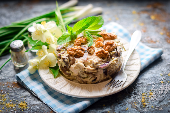 Салат с курицей, грибами и грецкими орехами рецепт фото 7