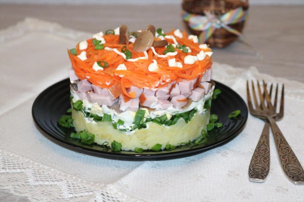 Слоеный салат с ветчиной и грибами - пошаговый рецепт с фото на Повар.ру