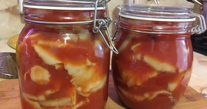 Как приготовить сырые грибы в томатном соусе на зиму
