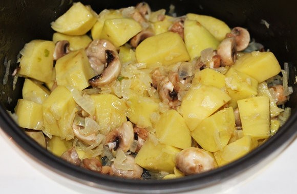 Как пожарить картофель и грибы на сковороде