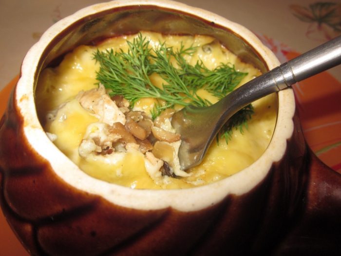 Жульен с курицей, грибами, картошкой и сыром в горшочках в духовке