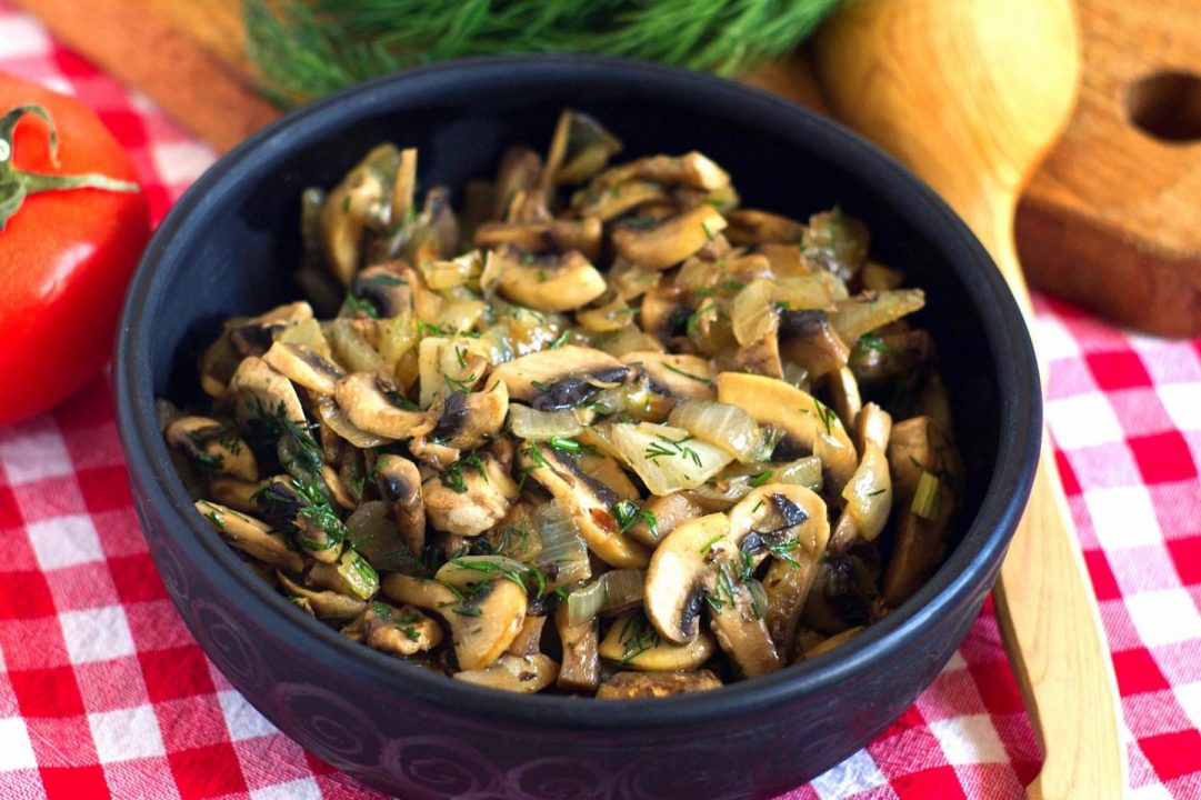 Жареные грибы с луком на сковороде рецепт с фото пошагово и видео - 1000.meny
