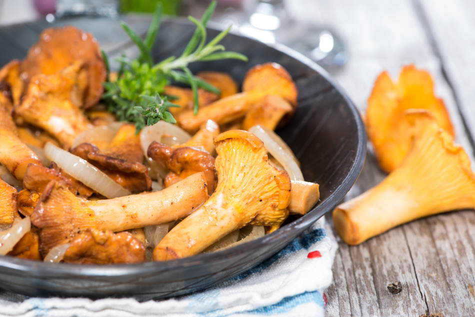 Жареные грибы лисички - как приготовить: лучшие рецепты. Как жарить лисички на сковороде с картошкой, луком, морковью, сметаной сырыми, замороженными, вареными, консервированными: рецепты, секреты приготовления жареных грибов