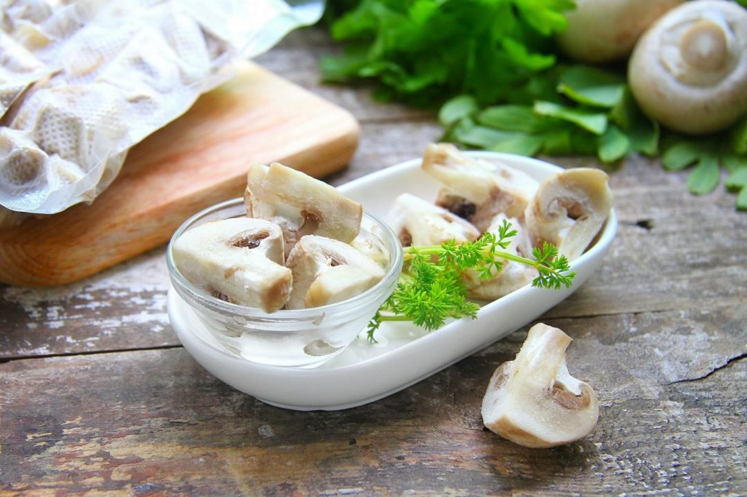 Как заморозить грибы на зиму в морозилке рецепт с фото пошагово - 1000.menu
