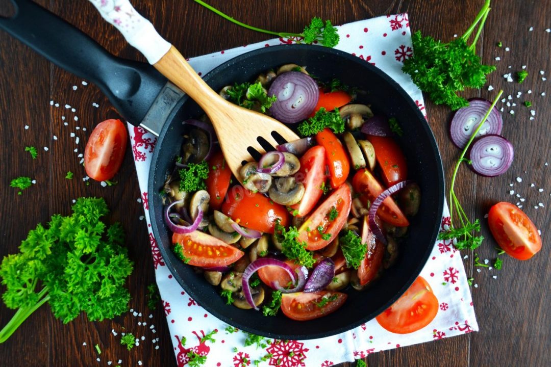 Грибы с помидорами жареные на сковороде рецепт с фото пошагово и видео - 1000.meny